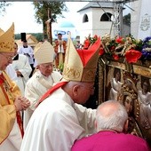 Bp Andrzej F. Dziuba nakłada korony na wizerunek Marki Bożej i Dzieciątka Jezus