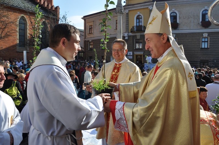 Bp Jeż rozdaje grusze bł. Karoliny