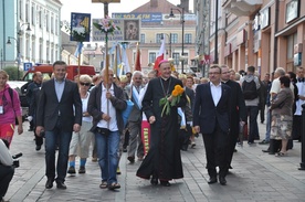 Bp Andrzej Jeż prowadzi czoło pielgrzymki