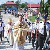 Ks. Tadeusz Pasek wnosi do świątyni relikwie św. Maksymiliana