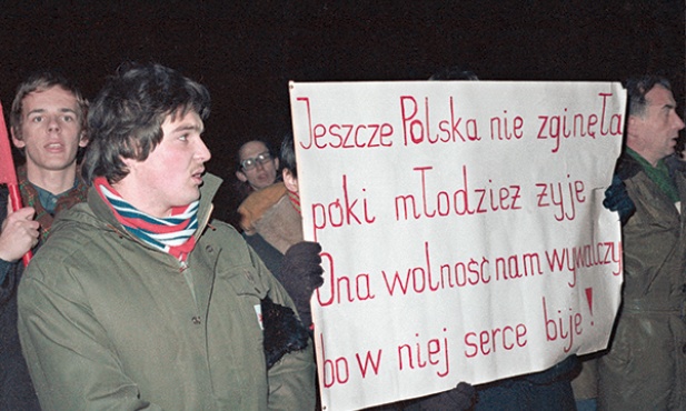 Warszawa, 11.11.1980 r. Demonstracja RMP na placu Zwycięstwa