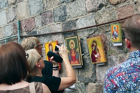 Na zdjęciu: Fotografowanie ikon, oglądanie z bliska, a nawet ich dotykanie – wszystko to było oznaką dużego zainteresowania zwiedzających