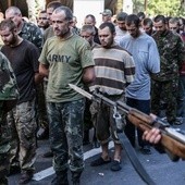 Separatyści urządzili w Doniecku pochód jeńców