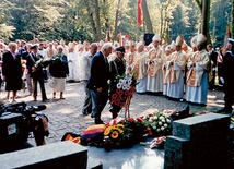 Władysław Stopiński (w mundurze) i Martin Menzel razem składają kwiaty w hołdzie poległym w czasie obrony Westerplatte