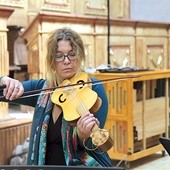  Susanne Ansorg gra na instrumencie viola da braccio. Na jednym z koncertów wystąpiła w duecie z Viva BiancaLuna Biffi, wokalistką,  grającą na violi d’arco