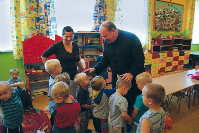 Ks. Bogdan Piekut wśród swoich podopiecznych