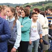 Na festynie kolejka chętnych do nabycia remontowej cegiełki liczyła kilkadziesiąt metrów