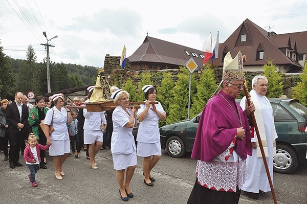  Procesja do kościoła sanktuaryjnego