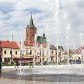  Niedawno rynek został całkowicie odnowiony. W tle wieża gotyckiego kościoła parafialnego