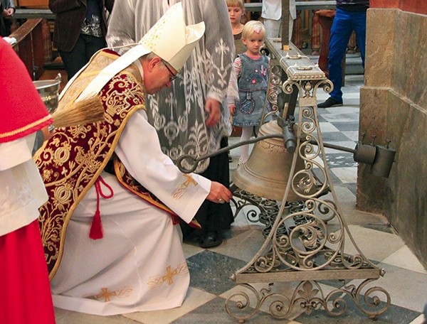 Pod koniec Mszy św. odbyło się poświęcenie krzyża i dzwonu na sygnaturkę oraz podpisanie dokumentów przeznaczonych do tzw. kapsuły czasu