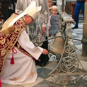 Pod koniec Mszy św. odbyło się poświęcenie krzyża i dzwonu na sygnaturkę oraz podpisanie dokumentów przeznaczonych do tzw. kapsuły czasu