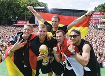 Od lewej: Bastian Schweinsteiger, Per Mertesacker, Manuel Neuer, Kevin Grosskreutz i Lukas Podolski z mistrzowskim pucharem