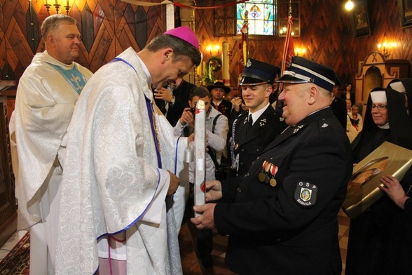 Mieszkańcy Żabnicy świętowali jubileusz swojego kościoła razem z biskupem Romanem Pindlem