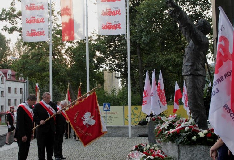 Pomnik Wdzięczności stanął na lubelskim Majdanku w 30 rocznicę wydarzeń przy Lubelskich Zakładach Naprawy Samochodów