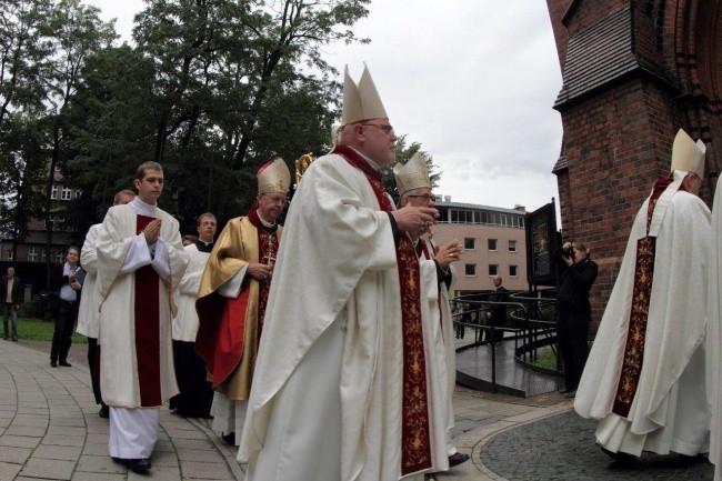 Biskupi z Polski i Niemiec z gliwickiej katedrze