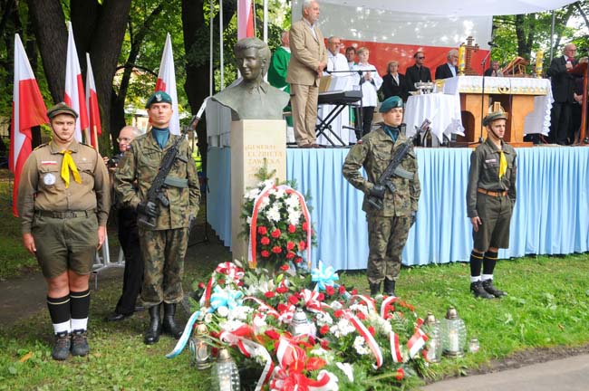 Pomnik gen. Elżbiety Zawackiej