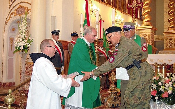  Wyróżnienia i nominacje br. Tomaszowi Nowakowi i ks. Zbigniewowi Staniosowi wręczali ks. gen. Bogdan Lipiec i gen. Jan Grudniewski