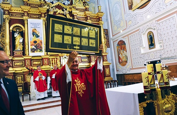  Ceramiczny obraz otrzymał od władz powiatu ks. kan. Jan Serszyński, dziekan opoczyński 