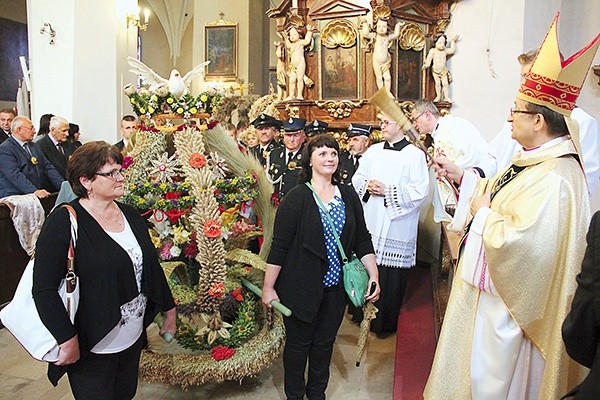 Na koniec Mszy św. bp Stefan Regmunt poświęcił chleb oraz wieńce dożynkowe