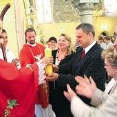 Świecę oazy przyjmują Renata i Tomasz Zagrodzcy, którzy zostali parą rejonową DK rejonu Bochnia