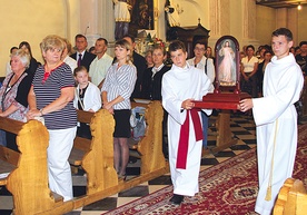 Kopia obrazu Jezusa Miłosiernego, złożona w darach ofiarnych podczas nawiedzenia, peregrynuje po parafii Chełm