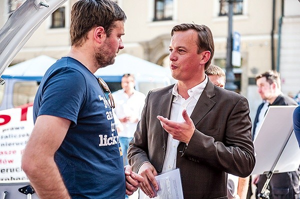  Sławomir Ptaszkiewicz (po prawej) jest kandydatem mało znanym i musi zabiegać o wyborców