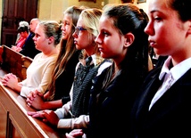  Uczniowie katolickiego gimnazjum zainaugurowali działalność swojej szkoły Mszą św. w kościele pw. Świętego Krzyża