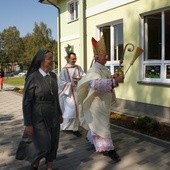 Bp Andrzej F. Dziuba święci budynek nowego przedszkola