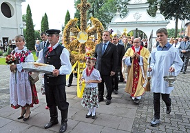 Sumie przewodniczył ks. Henryk Ćwiek. Dożynkowy korowód otwierali starostowie dożynek Barbara Malinowska i Jacek Michalski