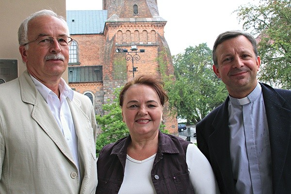  Roman Niesiobędzki, Elżbieta Krzemińska i ks. Dariusz Piskorski – dyrektor Ośrodka Naukowo-Badawczego UKSW z siedzibą w Płocku  zachęcają do skorzystania z oferty Uniwersytetu Trzeciego Wieku  przy ul. abp. Nowowiejskiego 2