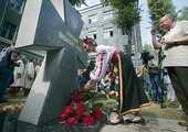 3.09.2014. Kijów. Ukraina. Kobieta składa kwiaty przy nowym pomniku poświęconym „Bohaterom niebiańskiej sotni” – ludziom, którzy polegli  na Majdanie podczas zimowych protestów. 