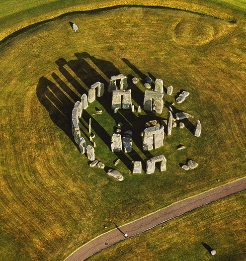 Dzisiaj Stonehenge to dwa kręgi: wewnętrzny o średnicy około  30 metrów i zewnętrzny o średnicy ponad 100 metrów. Najnowsze badania pokazują jednak, że kiedyś kompleks był dużo bardziej rozbudowany. 