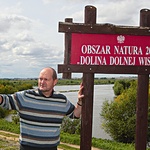 – Tam mamy Polskę, tu Prusy Wschodnie, a dotąd sięgała granica Wolnego Miasta Gdańska – pokazuje Marek Stokowski. Za nim rozległa  Wisła łączy się z Nogatem