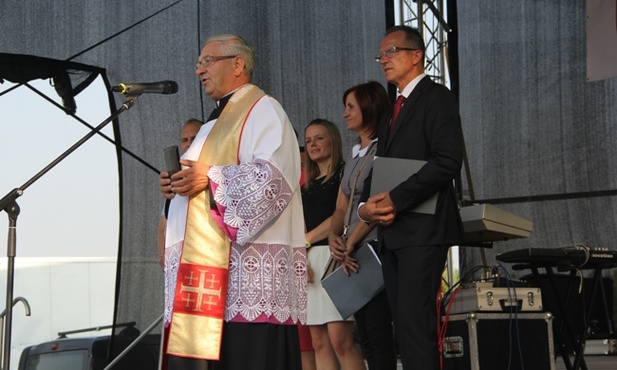 Stadion poświęcił proboszcz ks. Tadeusz Kszczot. Obok wójt Krzysztof Murawski