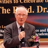 Prof. John Polkinghorne (ur. 1930) – fizyk i duchowny anglikański. Autor 25 książek o dialogu  wiary i nauki  