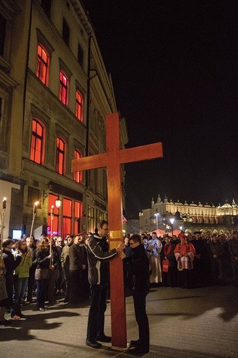 Droga Krzyżowa na krakowskim Rynku, tuż obok charakterystycznych czerwonych okien klubu erotycznego