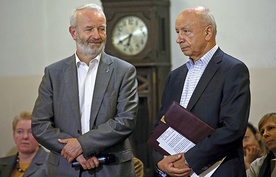 Mariusz Dzierżawski (z lewej) będzie kandydatem na prezydenta Warszawy. Jego kandydaturę popiera prof. Bogdan Chazan (z prawej)