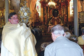 Błogosławieństwo lurdzkie wprowadził obecny kustosz,  o. Henryk Dereń