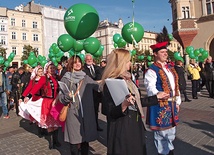  W ub. roku na czele marszu, w rytmie poloneza, szły Urszula Grabowska i Maja Ostaszewska