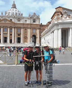  U celu pielgrzymki na placu św. Piotra w Rzymie. Stoją od lewej: Basia Pawluk, Magda Mateja i Klaudia Szatałowicz