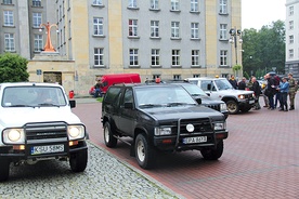 Samochody terenowe na placu Sejmu Śląskiego. W tle uczestnicy wyprawy
