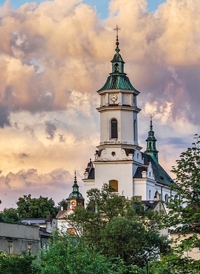 Kościół św. Michała góruje nad starą częścią miasta 