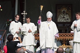 Ks. bp Antoni Dydycz poświęcił wieńce dożynkowe  