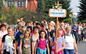 Na zdjęciu grupa wychodząca z Janowic