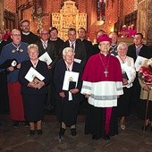 Osoby uhonorowane diecezjalnym wyróżnieniem otrzymują odznaczenie w formie krzyża, na którym widnieją zwieńczony koroną symbol maryjny z wkomponowanym orłem oraz słowa: „Servire in caritate” (Służyć w miłości)