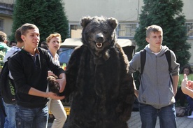 Wielki entuzjazm wśród uczniów jak i nauczycieli wzbudził miś Wojtek