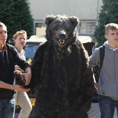 Wielki entuzjazm wśród uczniów jak i nauczycieli wzbudził miś Wojtek