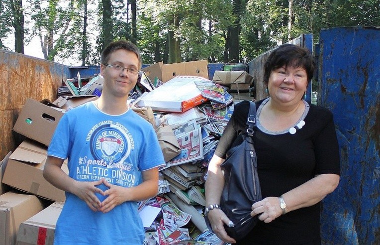 Maria Froncz, inicjatorka bielskiej akcji "Makulatura na misje", i Jan Zacharejko, jeden z wolontariuszy