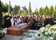 "Do zobaczenia braciszku!" - żegnał ks. Tadeusza Muchę jego brat Jarek na mikuszowickim cmentarzu