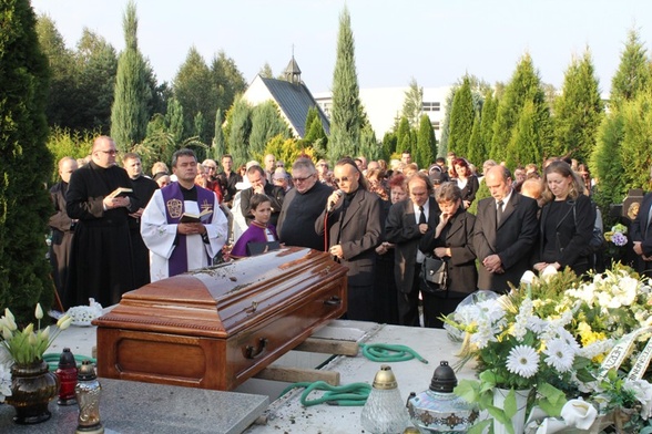 "Do zobaczenia braciszku!" - żegnał ks. Tadeusza Muchę jego brat Jarek na mikuszowickim cmentarzu